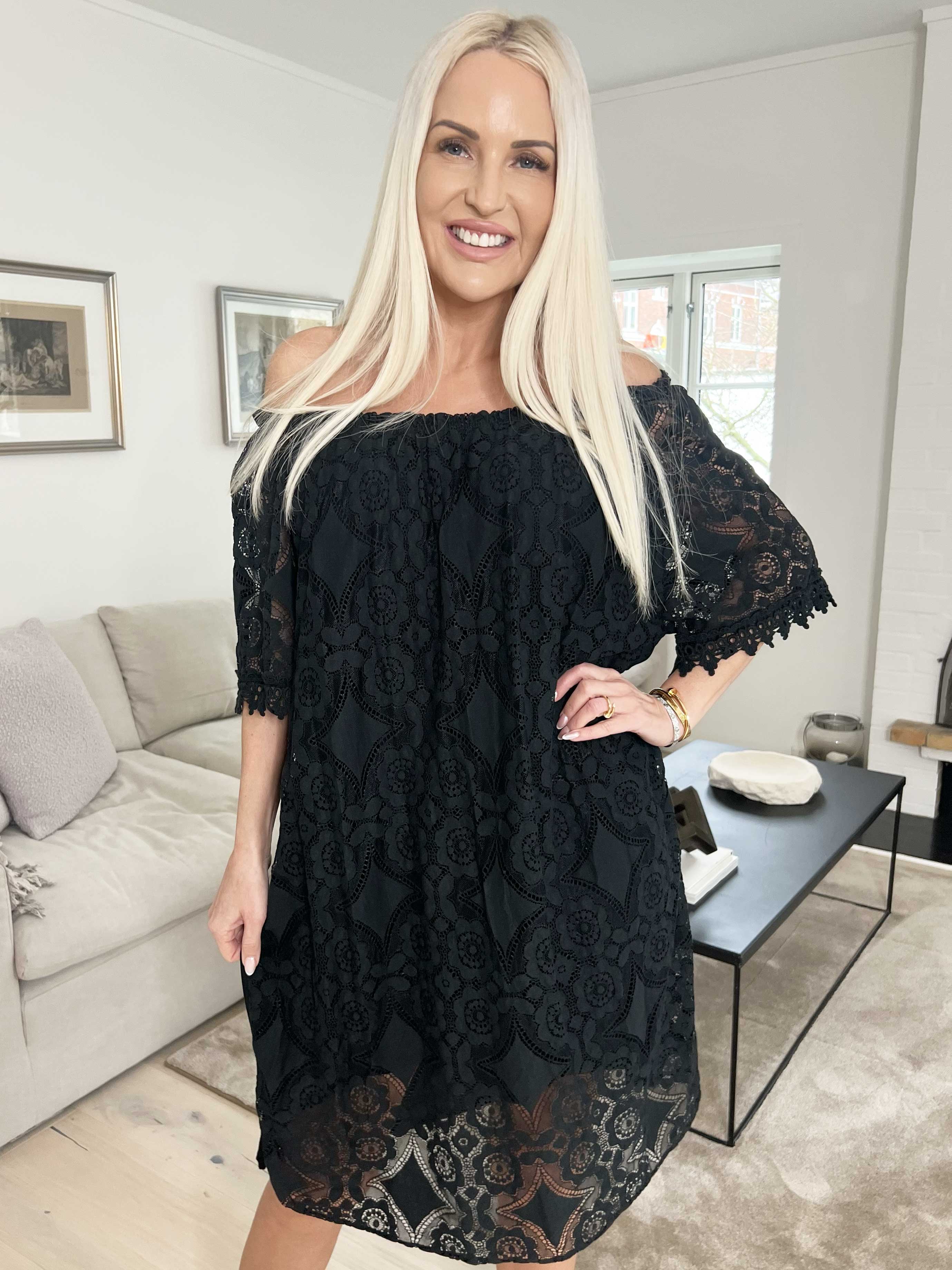 Thea - Sød blondekjole med elastikkant i udskæringen